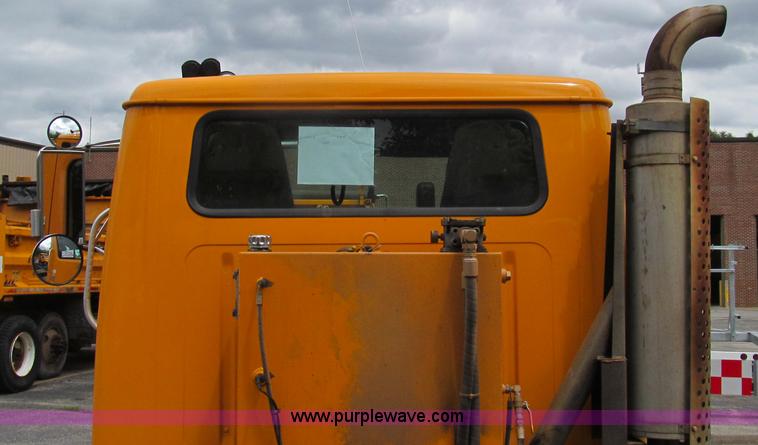 image for item E3962 2002 International 4900 truck cab and chassis