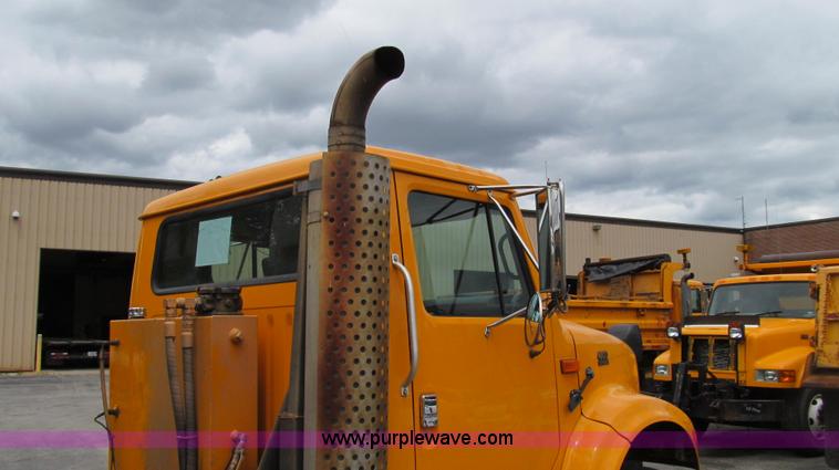 image for item E3962 2002 International 4900 truck cab and chassis