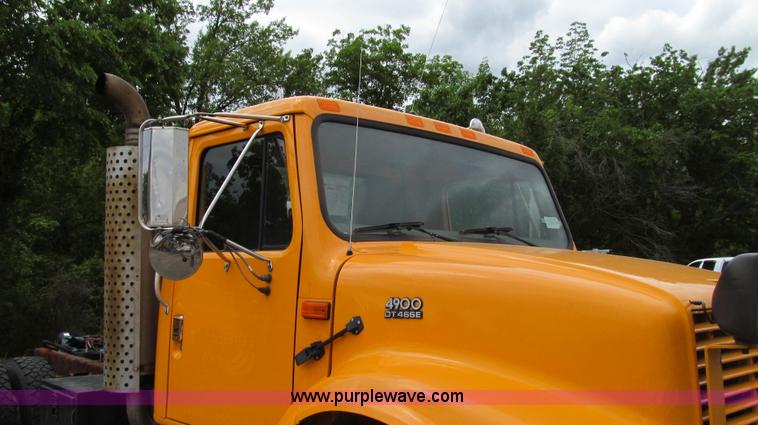 image for item E3962 2002 International 4900 truck cab and chassis