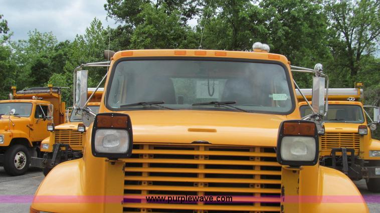 image for item E3962 2002 International 4900 truck cab and chassis