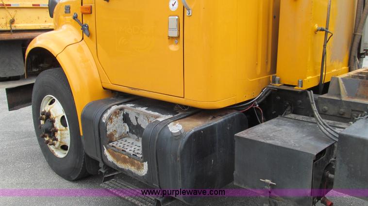 image for item E3962 2002 International 4900 truck cab and chassis