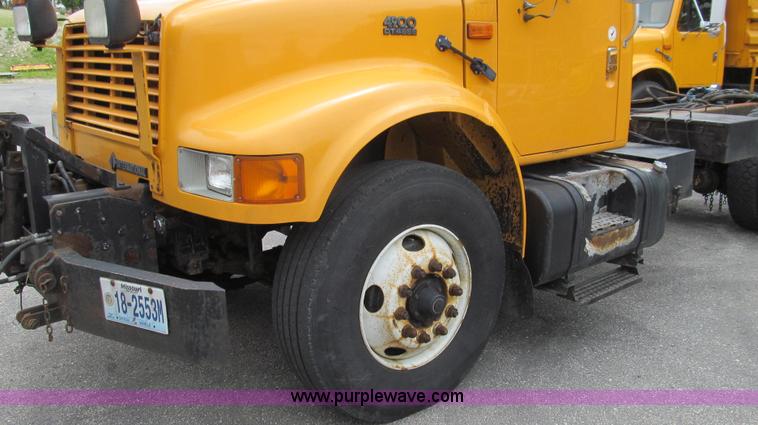 image for item E3962 2002 International 4900 truck cab and chassis