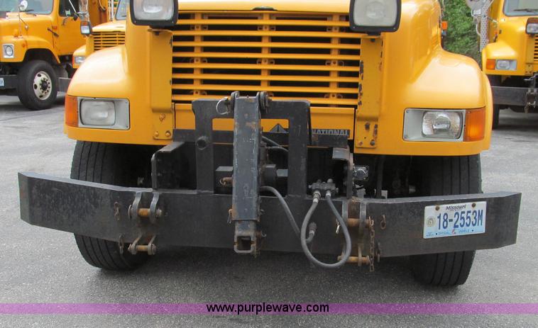 image for item E3962 2002 International 4900 truck cab and chassis