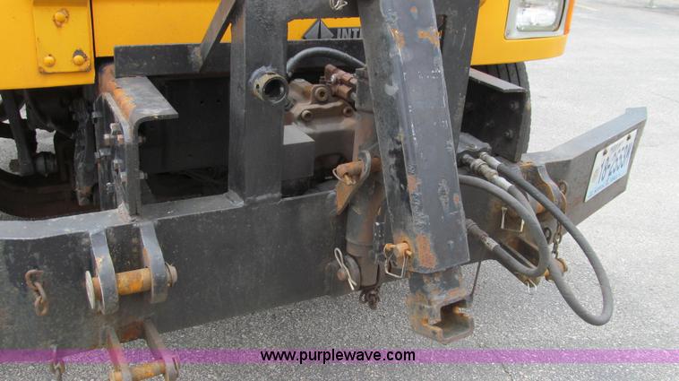 image for item E3962 2002 International 4900 truck cab and chassis