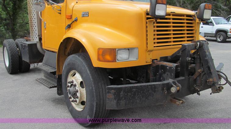 image for item E3962 2002 International 4900 truck cab and chassis