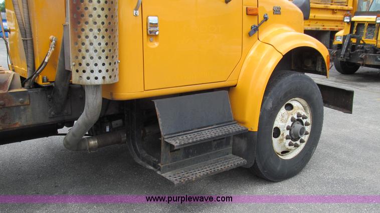 image for item E3962 2002 International 4900 truck cab and chassis