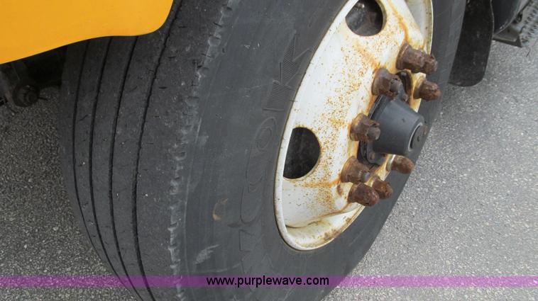 image for item E3962 2002 International 4900 truck cab and chassis