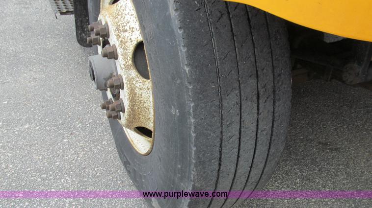 image for item E3962 2002 International 4900 truck cab and chassis