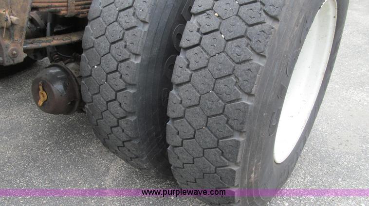 image for item E3962 2002 International 4900 truck cab and chassis