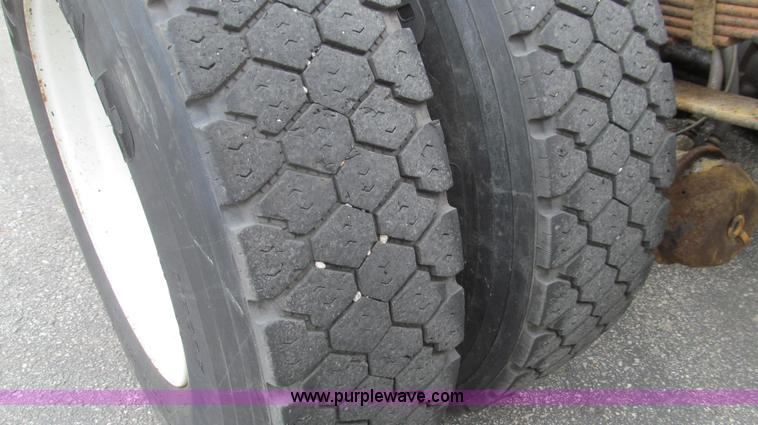 image for item E3962 2002 International 4900 truck cab and chassis