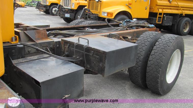 image for item E3962 2002 International 4900 truck cab and chassis