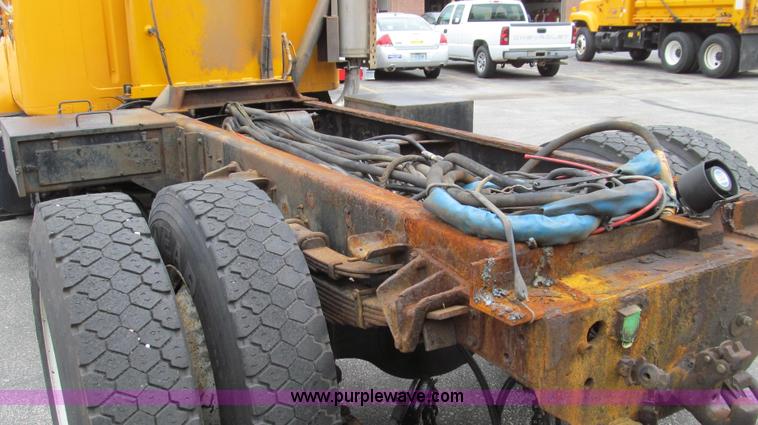 image for item E3962 2002 International 4900 truck cab and chassis