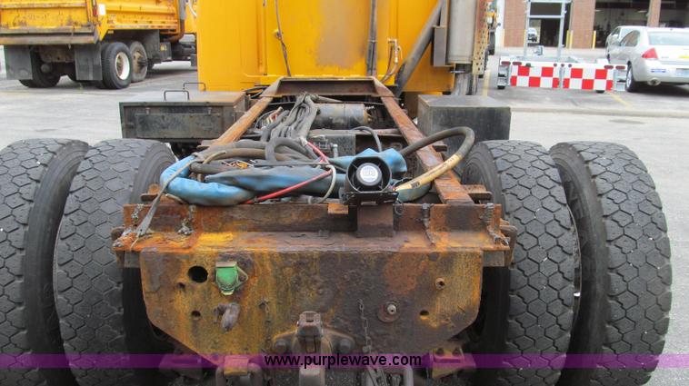 image for item E3962 2002 International 4900 truck cab and chassis