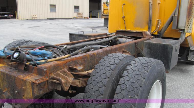 image for item E3962 2002 International 4900 truck cab and chassis