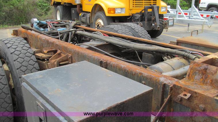 image for item E3962 2002 International 4900 truck cab and chassis