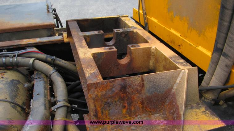 image for item E3962 2002 International 4900 truck cab and chassis