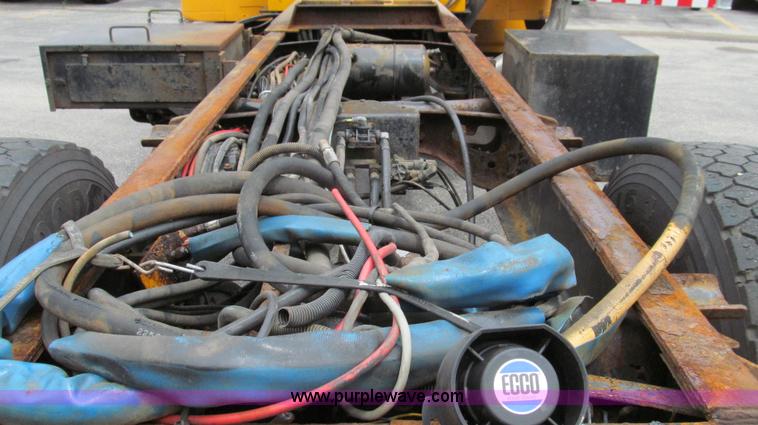 image for item E3962 2002 International 4900 truck cab and chassis