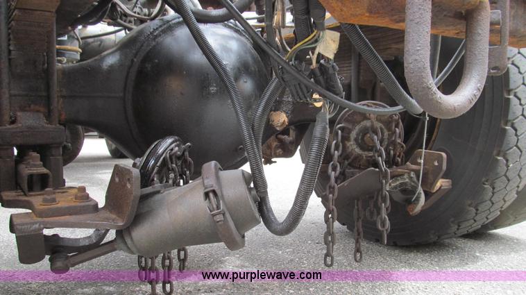 image for item E3962 2002 International 4900 truck cab and chassis