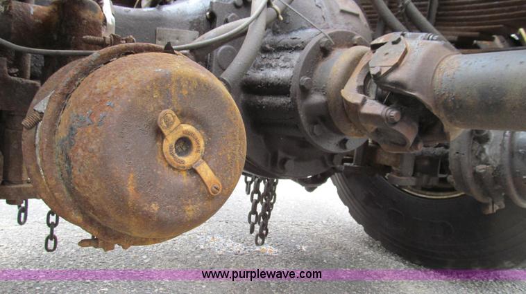 image for item E3962 2002 International 4900 truck cab and chassis