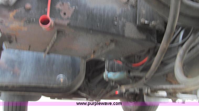 image for item E3962 2002 International 4900 truck cab and chassis