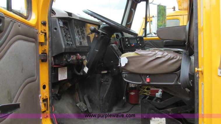 image for item E3962 2002 International 4900 truck cab and chassis