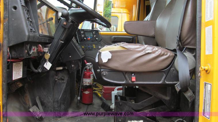 image for item E3962 2002 International 4900 truck cab and chassis