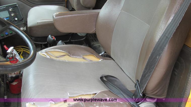 image for item E3962 2002 International 4900 truck cab and chassis