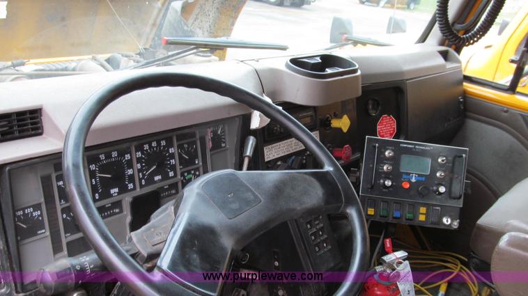 image for item E3962 2002 International 4900 truck cab and chassis