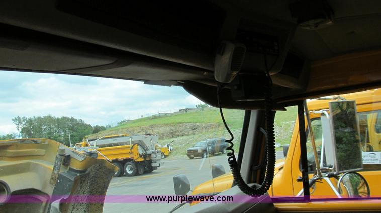 image for item E3962 2002 International 4900 truck cab and chassis