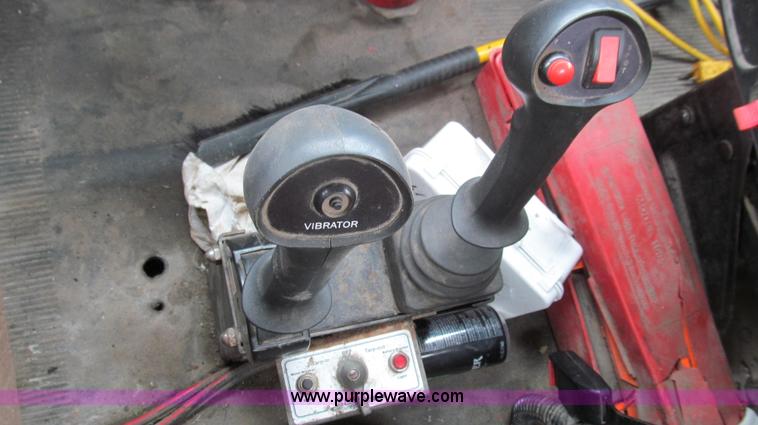 image for item E3962 2002 International 4900 truck cab and chassis