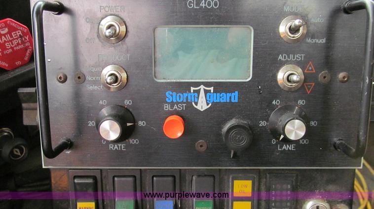 image for item E3962 2002 International 4900 truck cab and chassis