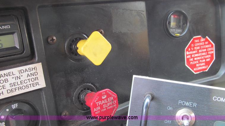 image for item E3962 2002 International 4900 truck cab and chassis