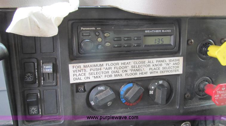 image for item E3962 2002 International 4900 truck cab and chassis