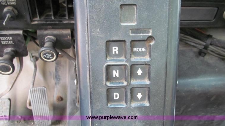 image for item E3962 2002 International 4900 truck cab and chassis