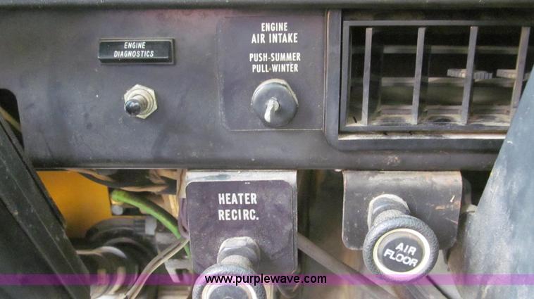 image for item E3962 2002 International 4900 truck cab and chassis