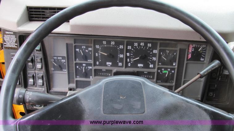 image for item E3962 2002 International 4900 truck cab and chassis