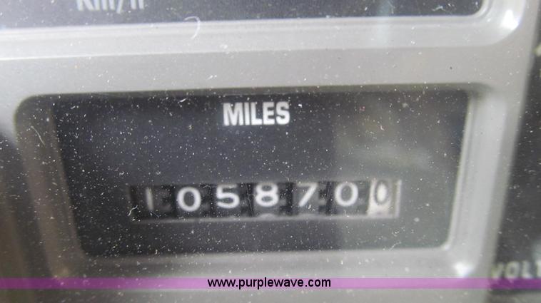 image for item E3962 2002 International 4900 truck cab and chassis