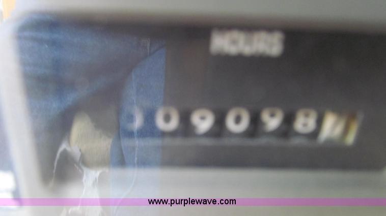 image for item E3962 2002 International 4900 truck cab and chassis