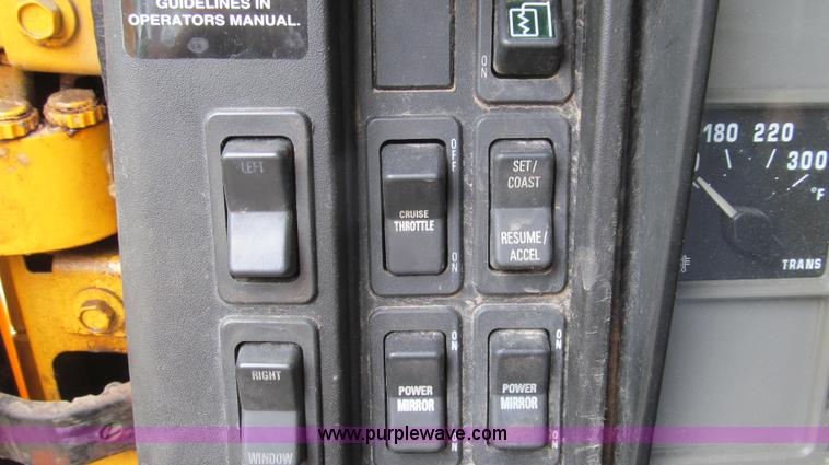 image for item E3962 2002 International 4900 truck cab and chassis