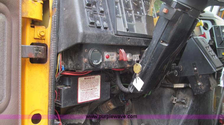 image for item E3962 2002 International 4900 truck cab and chassis