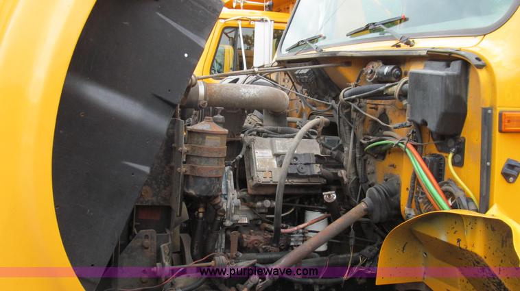 image for item E3962 2002 International 4900 truck cab and chassis