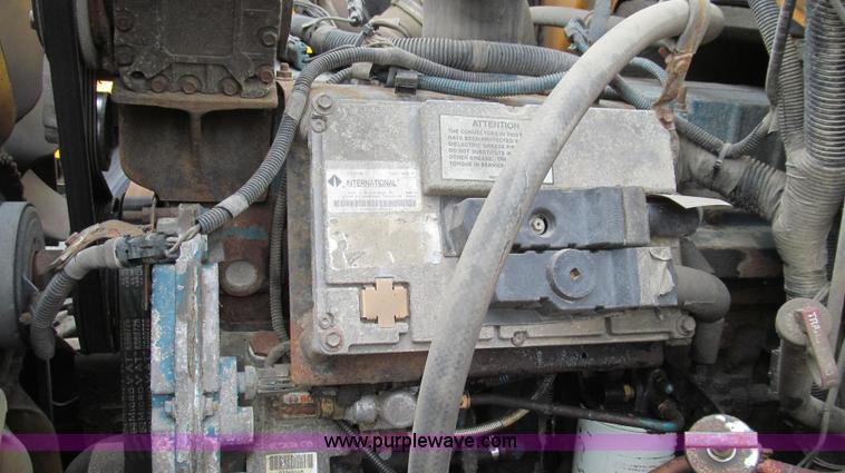 image for item E3962 2002 International 4900 truck cab and chassis