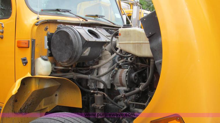 image for item E3962 2002 International 4900 truck cab and chassis