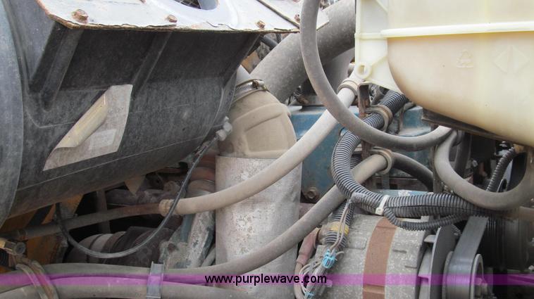 image for item E3962 2002 International 4900 truck cab and chassis