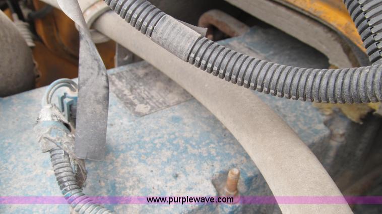 image for item E3962 2002 International 4900 truck cab and chassis