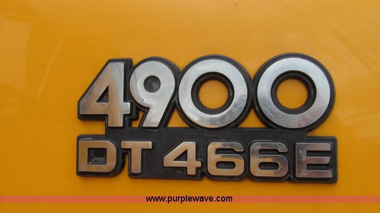 image for item E3962 2002 International 4900 truck cab and chassis