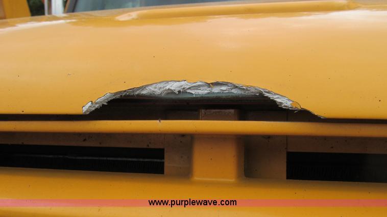 image for item E3962 2002 International 4900 truck cab and chassis