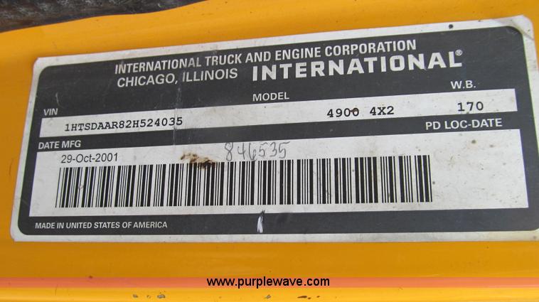 image for item E3962 2002 International 4900 truck cab and chassis