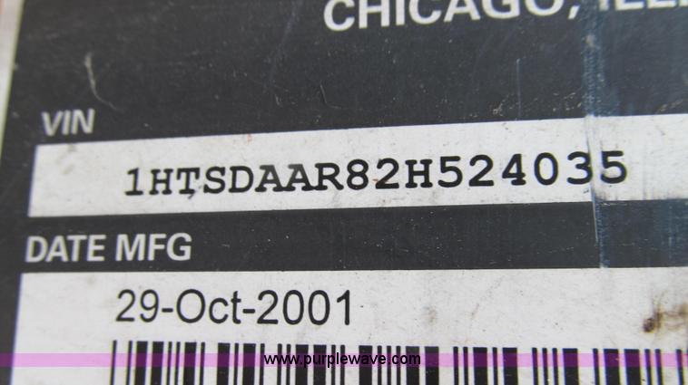 image for item E3962 2002 International 4900 truck cab and chassis