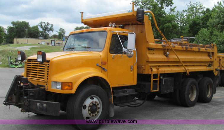 image for item E3963 2000 International 4900 dump truck